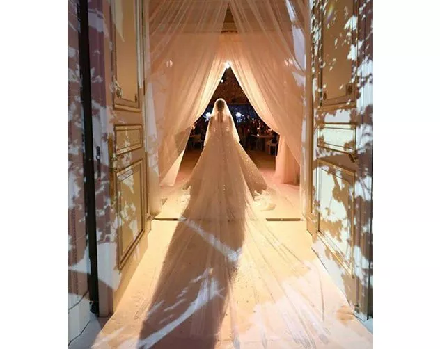 المصمّم Rami Kadi يُبدع ويضيء فستان عروس في حفل زفاف أسطوري في باريس