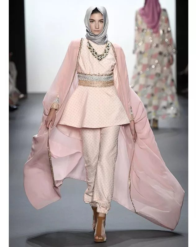 كل ما عليكِ معرفته عن دخول الحجاب إلى عروض الموضة