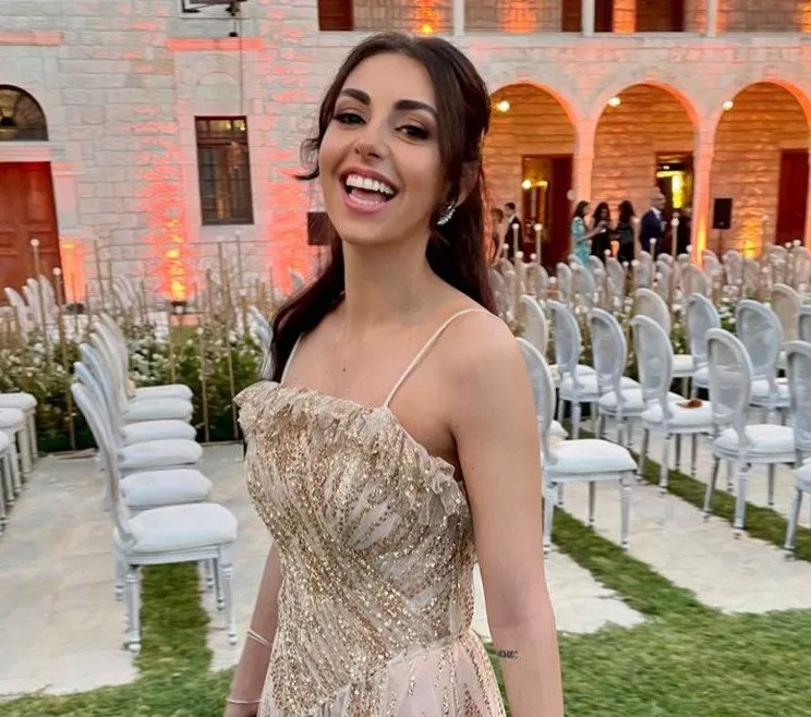 طلة فاليري أبو شقرا في حفل زفاف شقيقتها أنثوية وناعمة