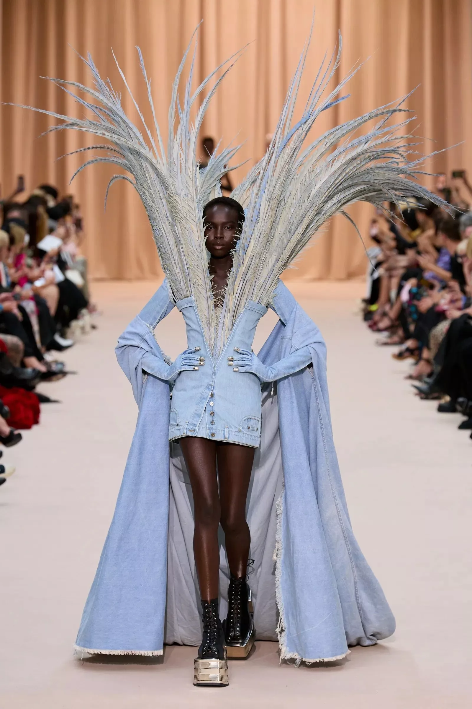 دور الأزياء تذهب إلى أقصى الحدود في صيحات مجموعات الخياطة الراقية لخريف 2022