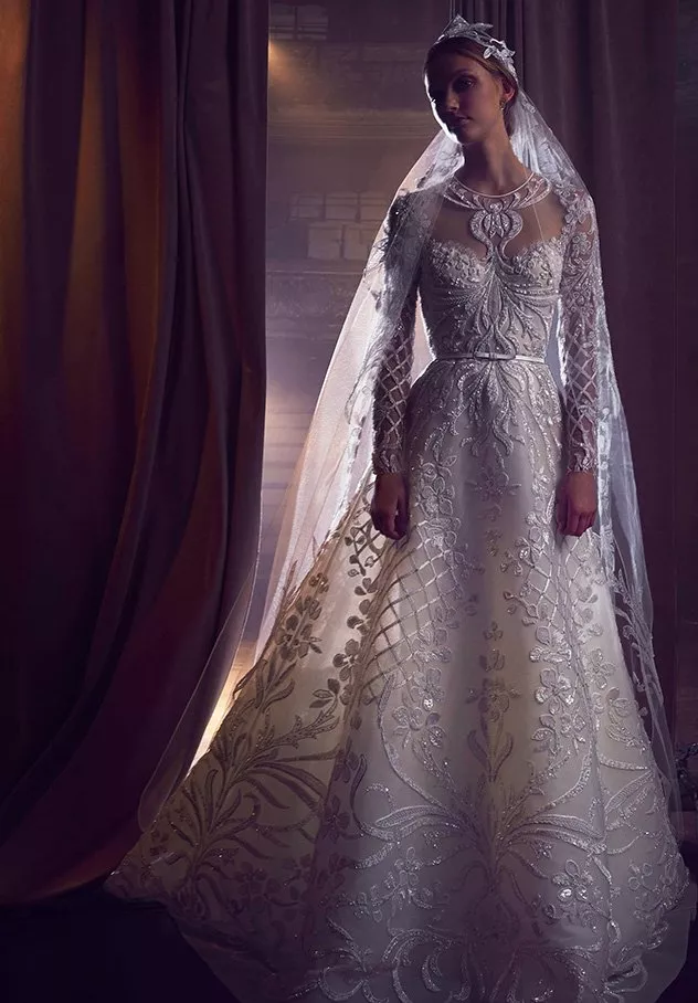 12 فستان زفاف مطرّز ومرصّع للعروس التي لا تحبّ البساطة من مجموعات خريف 2018
