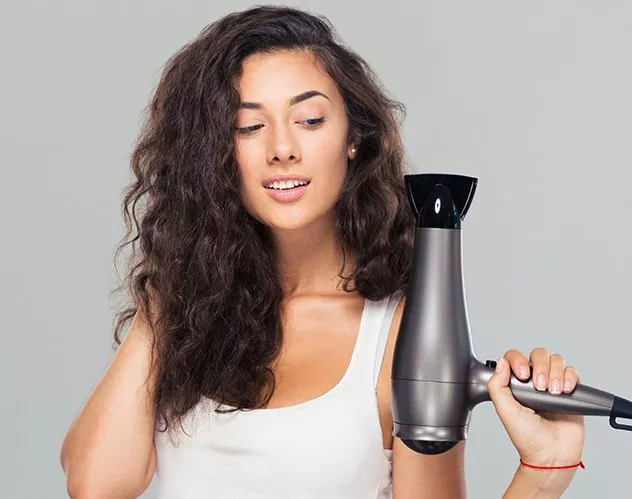 8 استخدامات غريبة لمجفّف الشعر لا علاقة لها بالشعر