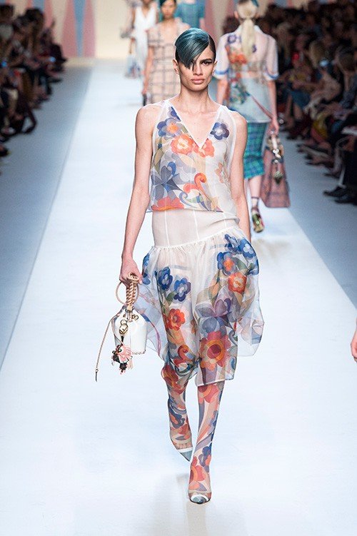 عرض أزياء Fendi لربيع 2018، خلال أسبوع الموضة في ميلانو