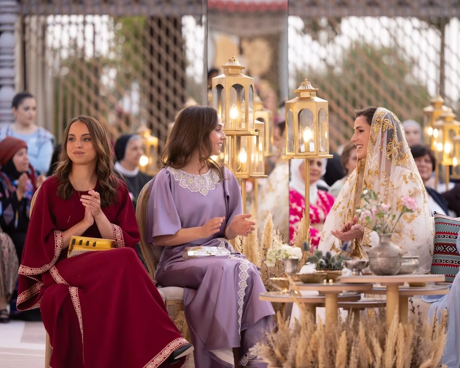 طلة الملكة رانيا في حفل حناء رجوة آل سيف: أنيقة بكلّ ما للكلمة معنى