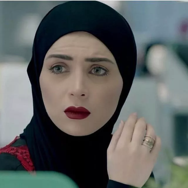 حيلة في المكياج من نجمتكِ المفضّلة: مي عز الدين تبرز ملامح وجهها بالروج الأحمر