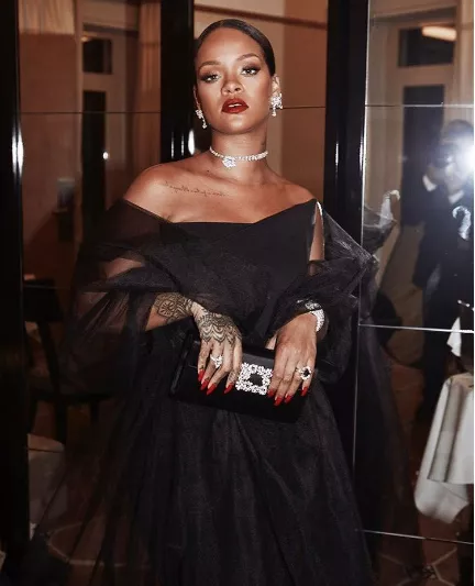 Rihanna تشعّ بريقاً خلال حفل إطلاق مجموعة مجوهراتها الخاصّة مع دار Chopard في كان