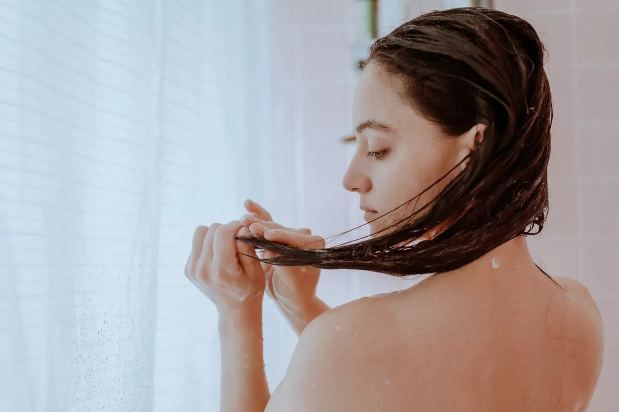 10 خطوات تساعدكِ في تطبيق قناع الشعر قبل يوم الزفاف