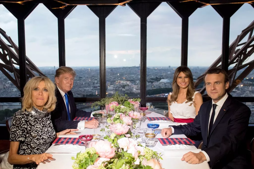 Melania Trump تتبنّى أسلوب باريسيّ شيك خلال زيارتها الرسميّة لفرنسا