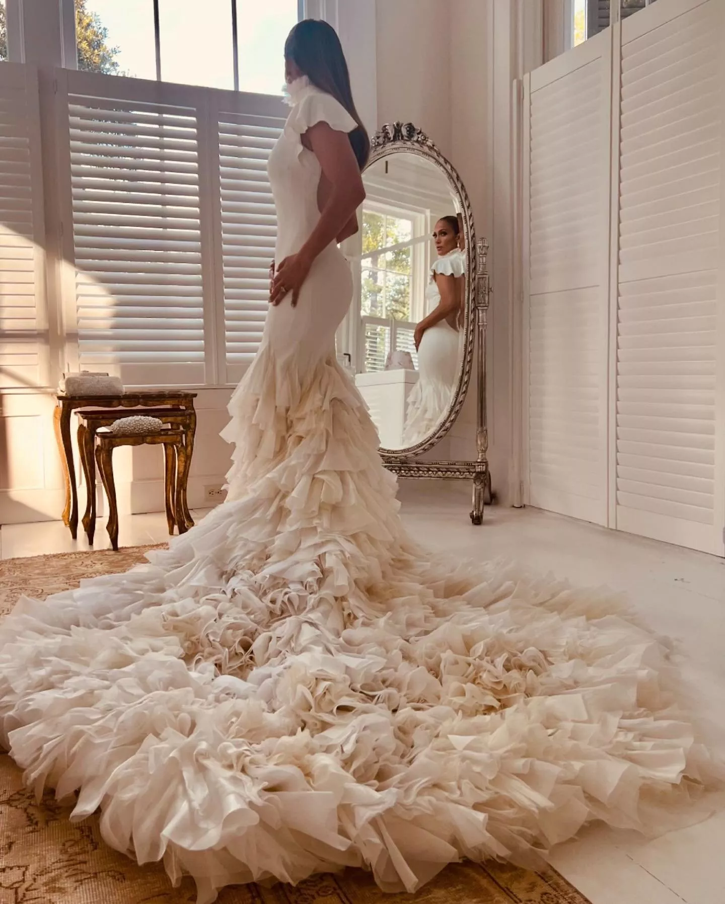 جينيفر لوبيز تنشر الصور الرسمية لزفافها في جورجيا وتفاجئ الجميع بـ3 لوكّات Stunning