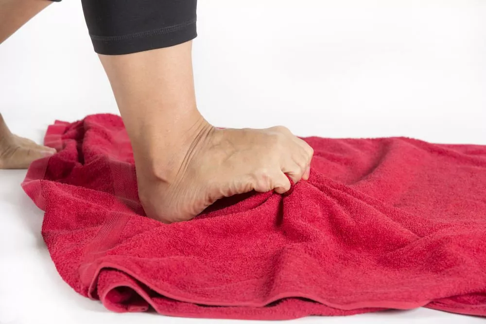 5 تمارين سهلة تساعد على علاج القدم المسطحة