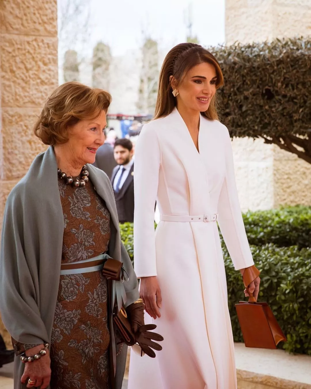 أجمل إطلالات الملكة رانيا في المناسبات عبر السنين: أناقة لا تُضاهى!