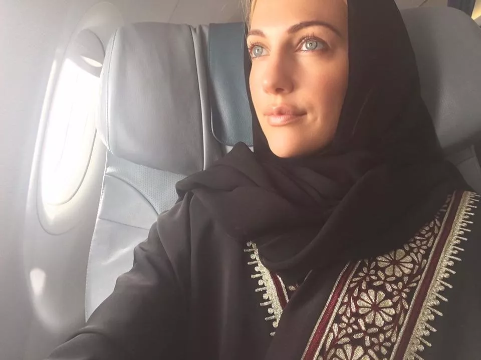 الحجاب والعبايا يرافقان Meryem Uzerli في إطلالات أنثوية في السعودية