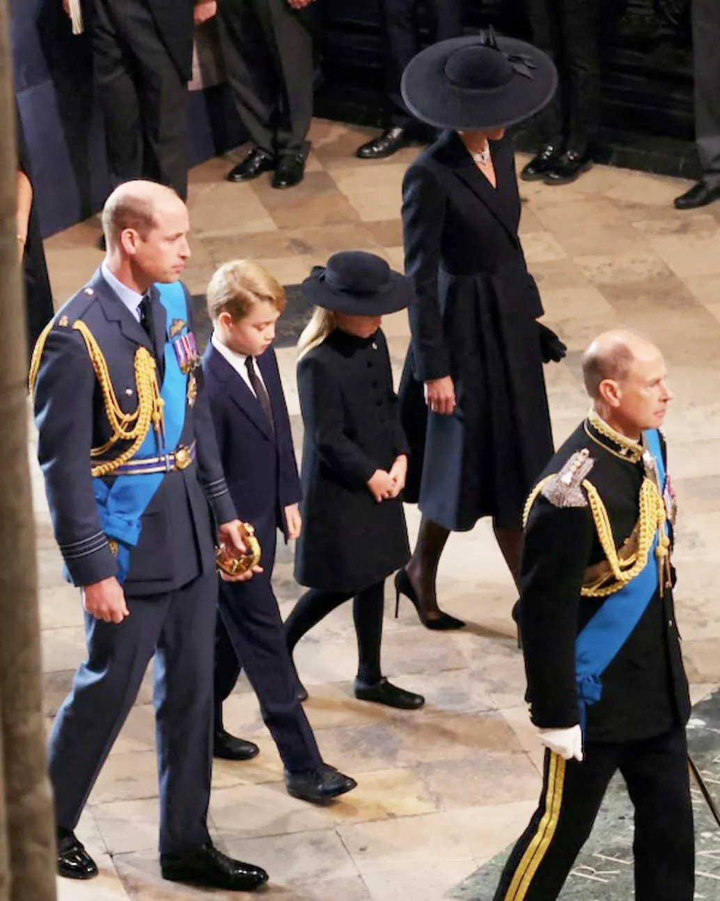 الأميرة شارلوت تلفت الأنظار في مراسم جنازة الملكة اليزابيث وتقدّم تحية إجلال لها