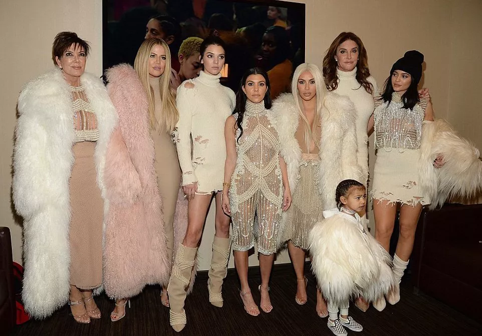 الإثارة تسيطر على إطلالات عائلة Kardashian/Jenner في عرض أزياء Yeezy
