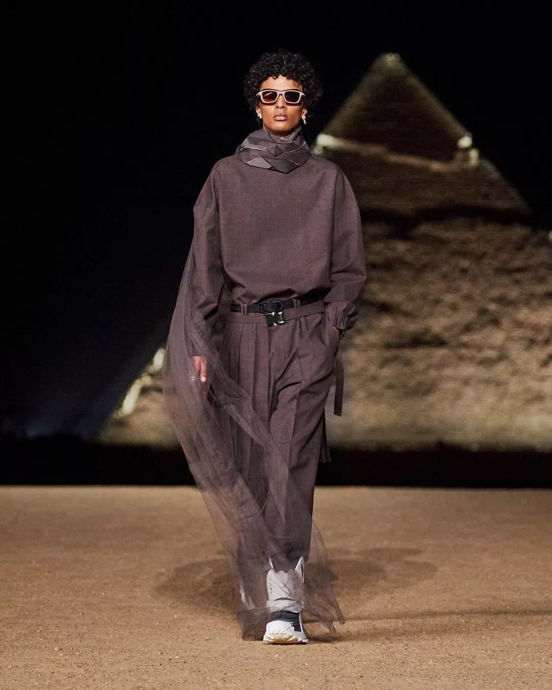 Dior تقدّم مجموعتها التحضيرية للملابس الرجالية لخريف 2023 في مصر. عرض مُبهر سيطبع التاريخ