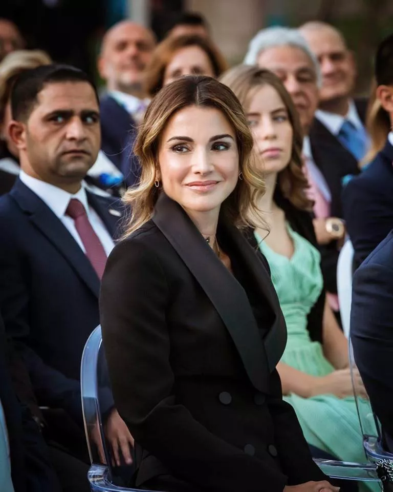 الملكة رانيا تتقن تنسيق اللونين الأبيض والأسود في إطلالتين بعيدتين عن الكلاسيكيّة
