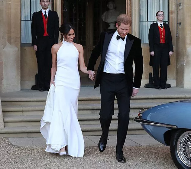 صور إطلالة ميغان ماركل الثانية: فستان زفاف بسيط وخاتم الأميرة ديانا في إصبعها