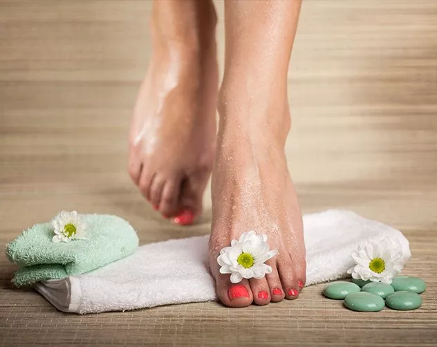 لماذا عليكِ أن تطبّقي الزيوت الطبيعية على قدميكِ؟