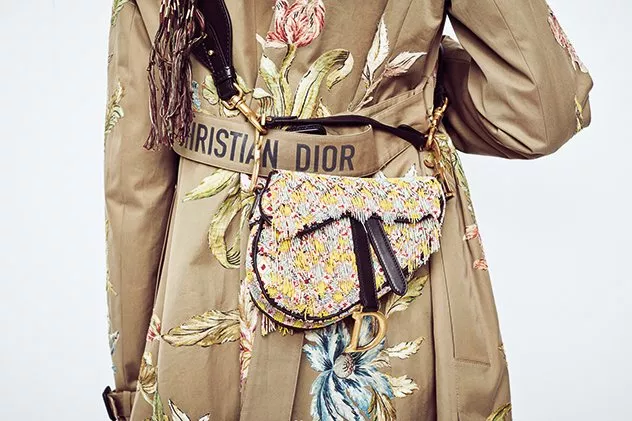 حقيبة Saddle الأيقونيّة من Dior تعود