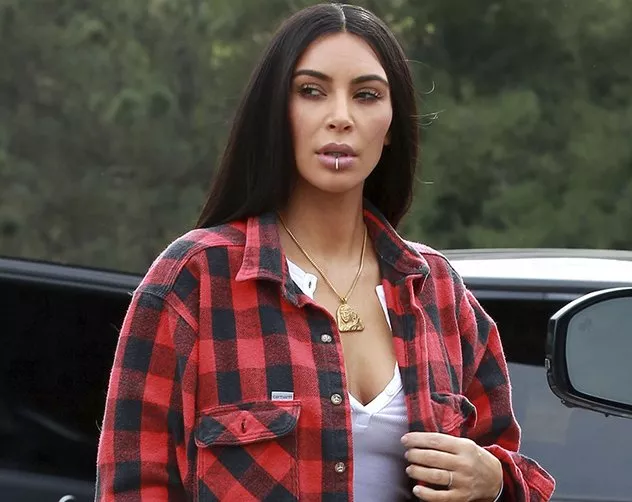 جنون Kim Kardashian يصل إلى بيرسينغ الأظافر