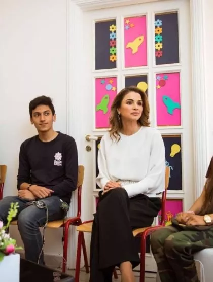 4 إطلالات للملكة رانيا تؤكّد أنّها أكثر من رائدة في مجال الموضة وأقرب إلى فاشينيستا