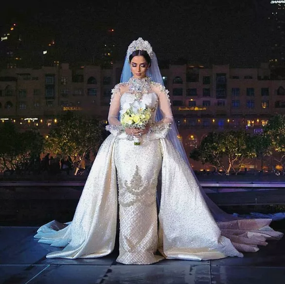 بالصور، إطلالة بلقيس فتحي في حفل زفافها: كلّ ما زاد عن حدّه بمعنى نقص