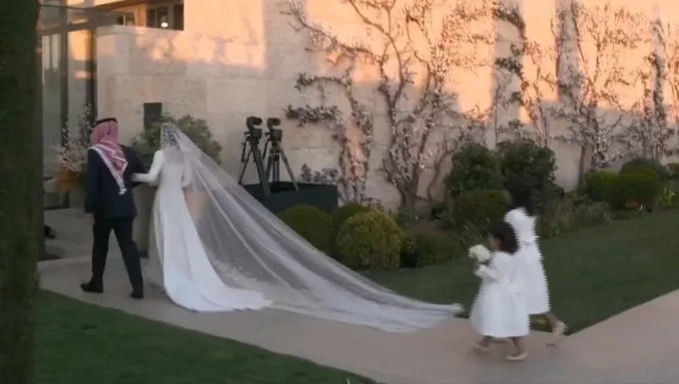 زواج الاميرة ايمان: فستان زفاف ملوكي يفيض أناقة ورومانسية