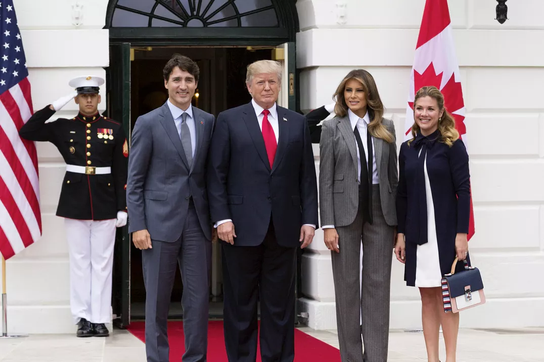 Melania Trump في بزّة ذات طابع ذكوري خلال استقبال رئيس الوزراء الكندي في البيت الأبيض