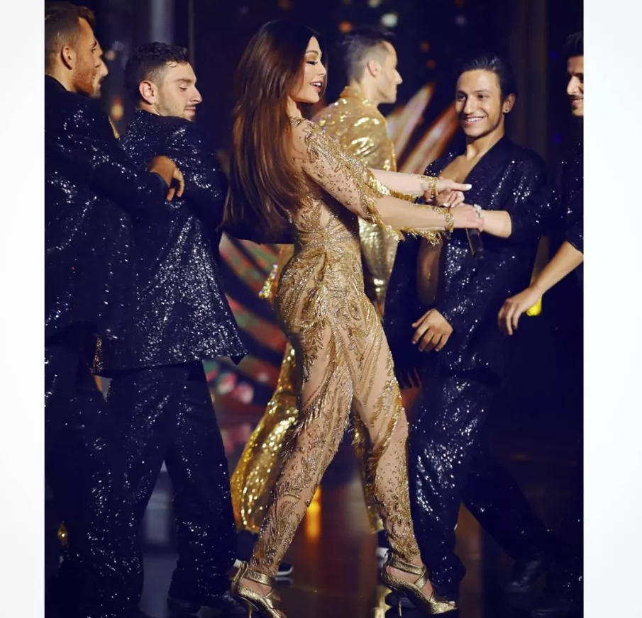 أنوثة هيفاء وهبي لا حدود لها في إطلالتين حالمتين وجذّابتين خلال حفل انتخاب ملك جمال لبنان 2017