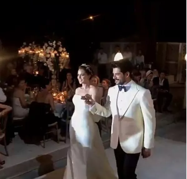 بالصور والفيديو، حفل زفاف الممثلين التركيين فهرية إفجان وبراك أوزجفيت