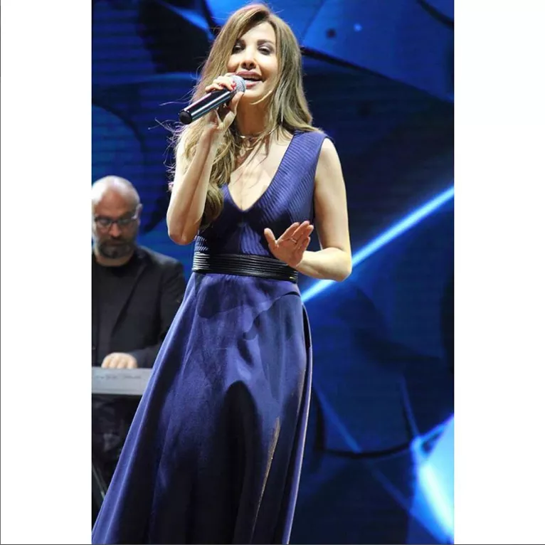 نانسي عجرم بين المتكلّف والبسيط: إطلالتان منعشتان خلال حفلين غنائيين في لبنان