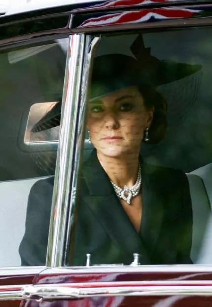 لوك كيت ميدلتون في مراسم جنازة الملكة اليزابيث: مجوهراتها حملت رسالة للملكة الراحلة