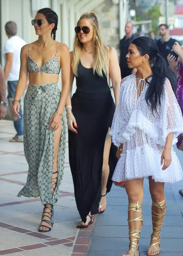 عائلة Kardashian/Jenner بأسلوب بوهيميّ في St. Barths