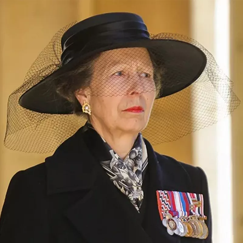 ما القصة وراء اعتماد القبعة المرفقة بالشبك في جنازة الملكة إليزابيث؟