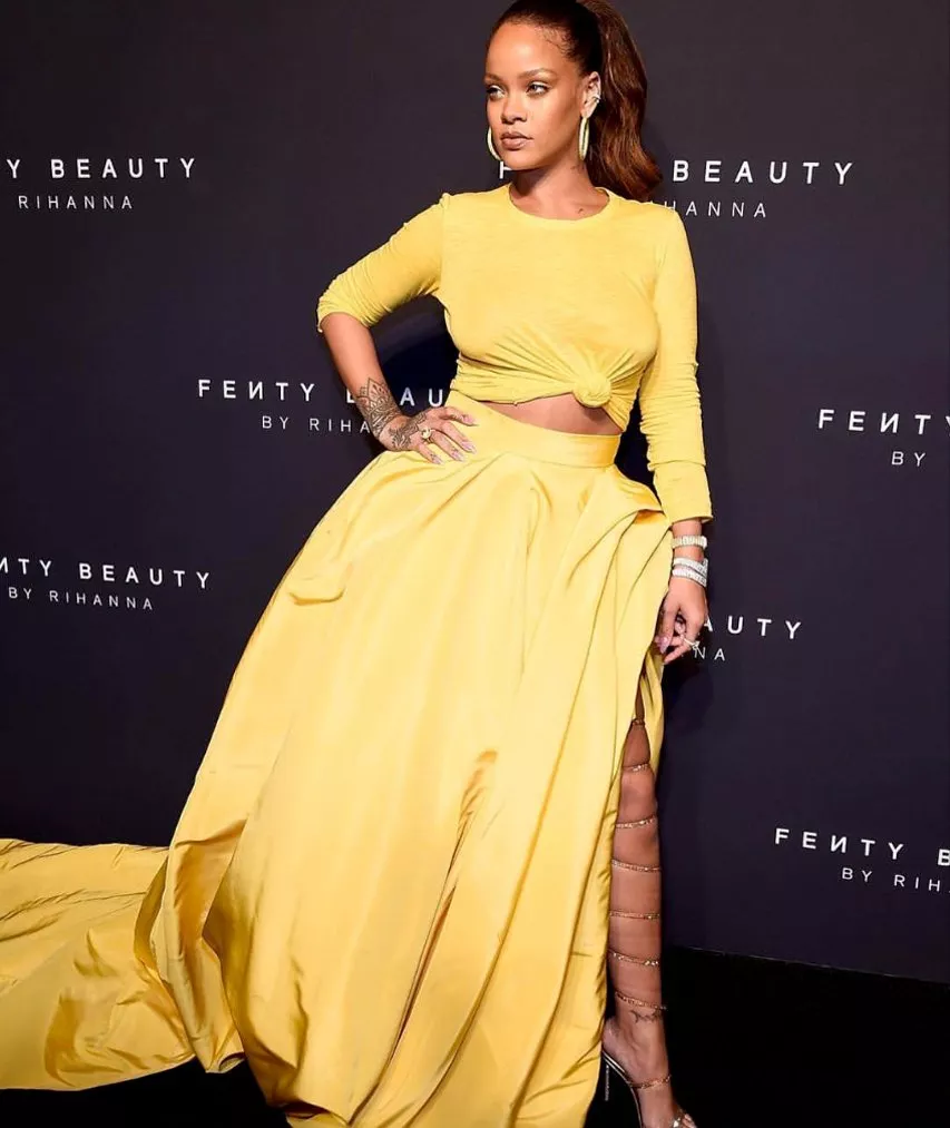 Rihanna تشعّ بريقاً بإطلالتين مختلفتين خلال افتتاح دار الجمال الخاصة بها Fenty Beauty