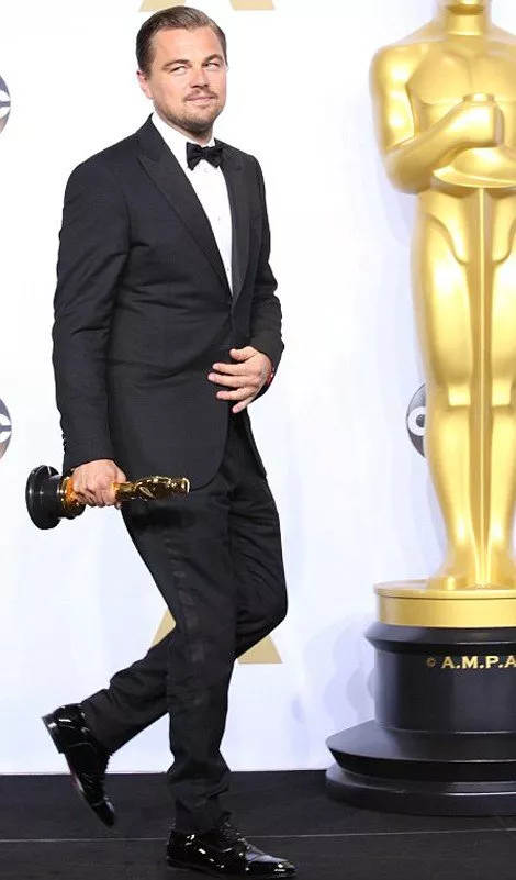 Leonardo DiCaprio يستلم جائزة الأوسكار بإطلالة جذّابة من Armani