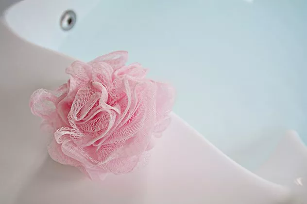دليل كامل حول طرق تنظيف أدوات الاستحمام