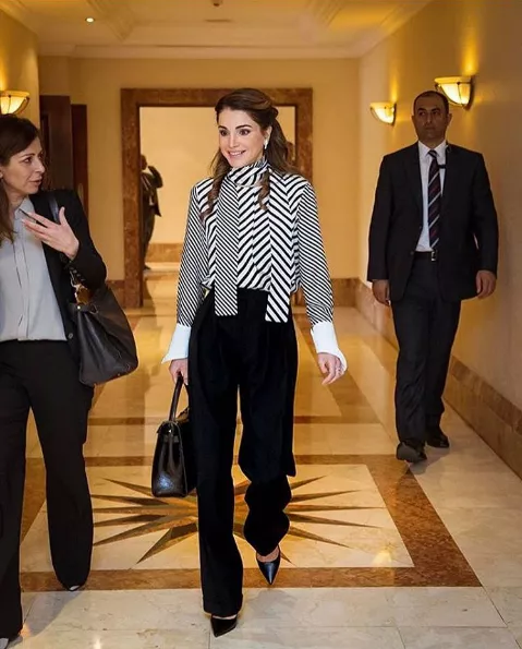الملكة رانيا تعتمد القمصان الناعمة في إطلالتين تراوحتا ما بين الكلاسيكيّة والعصريّة