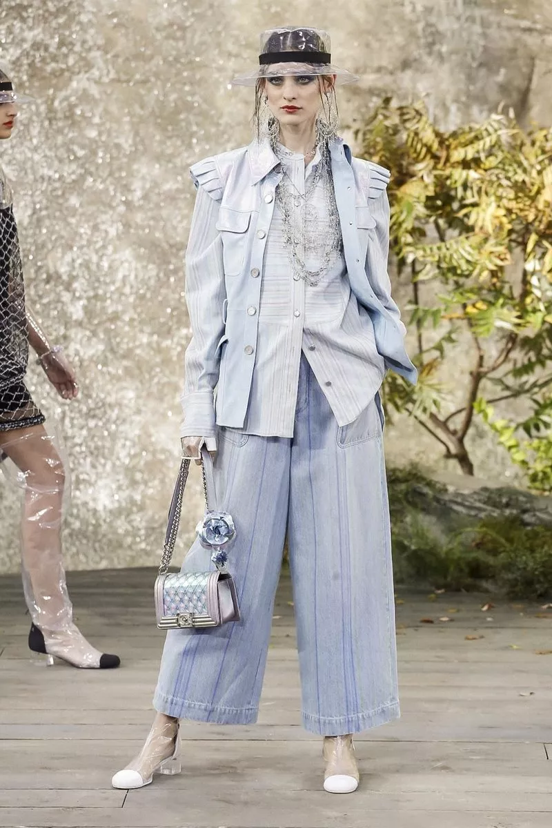 مجموعة Chanel لربيع 2018 خلال أسبوع الموضة الباريسيّ: عارضات مستعدّات لتلقّي زخّات المطر بأناقة مطلقة
