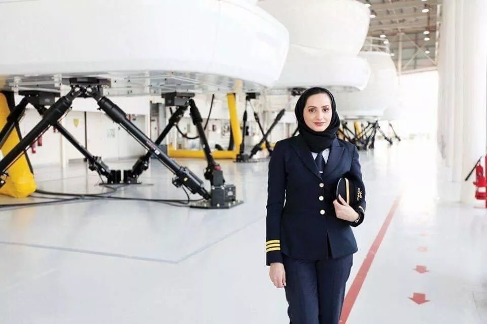 عائشة المنصوري تعيّن كأول امرأة اماراتية برتبة كابتن طيران... أنا سعيدة جداً وفخورة
