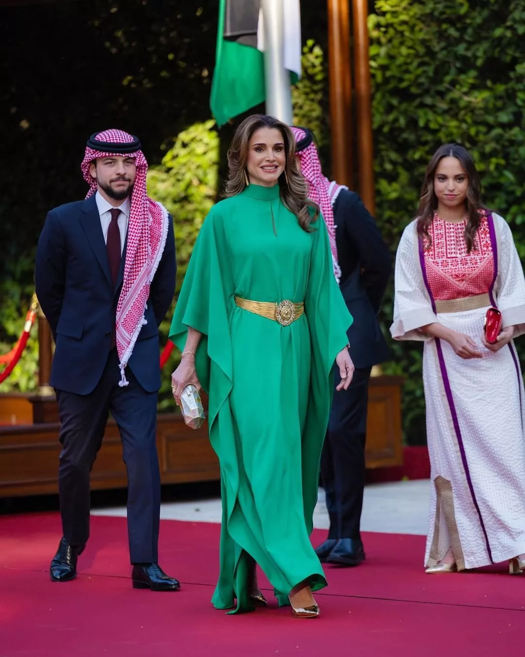 الملكة رانيا تطل بلوك شرقي ومنعش في عيد استقلال الأردن الـ77