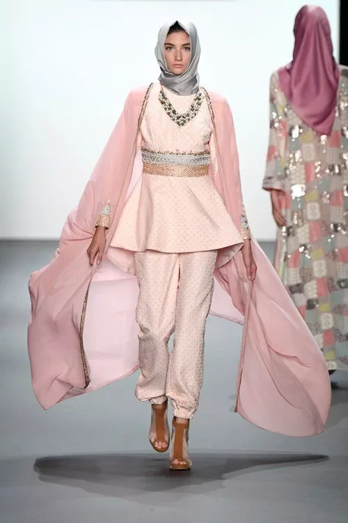 الحجاب لأوّل مرة في أسبوع الموضة النيويوركيّ من خلال مجموعة Anniesa Hasibuan التي دخلت التاريخ