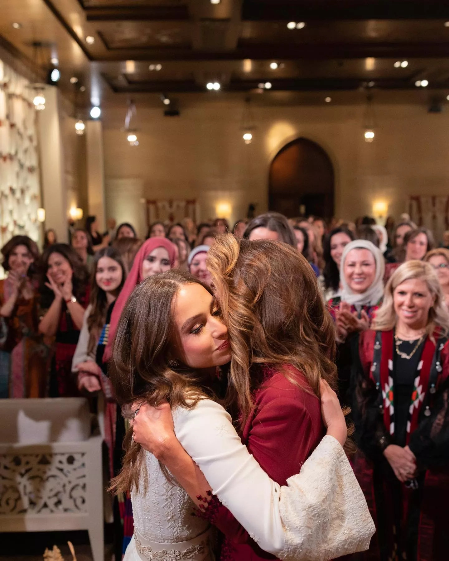 الملكة رانيا تفيض أناقة في حفل حناء ابنتها الأميرة إيمان