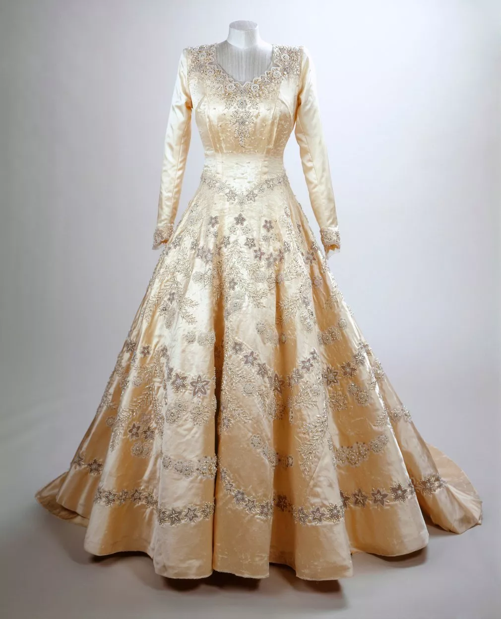 9 حقائق مدهشة عن فستان زفاف الملكة اليزابيث... هل فعلاً القماش من سوريا؟