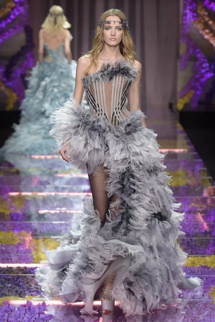 أسبوع الموضة للخياطة الراقية: 
Atelier Versace أنوثة تفوق الخيال