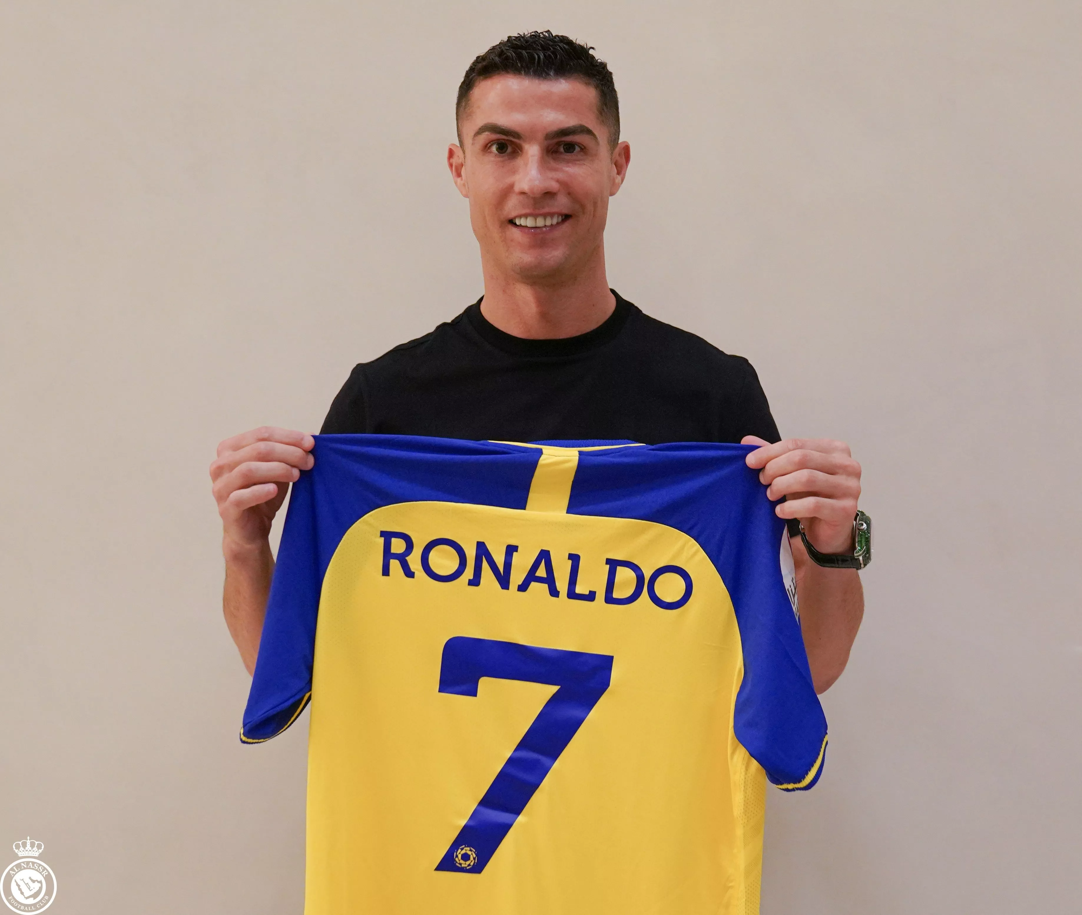 كريستيانو رونالدو ينضمّ إلى نادي النصر السعودي رسمياً