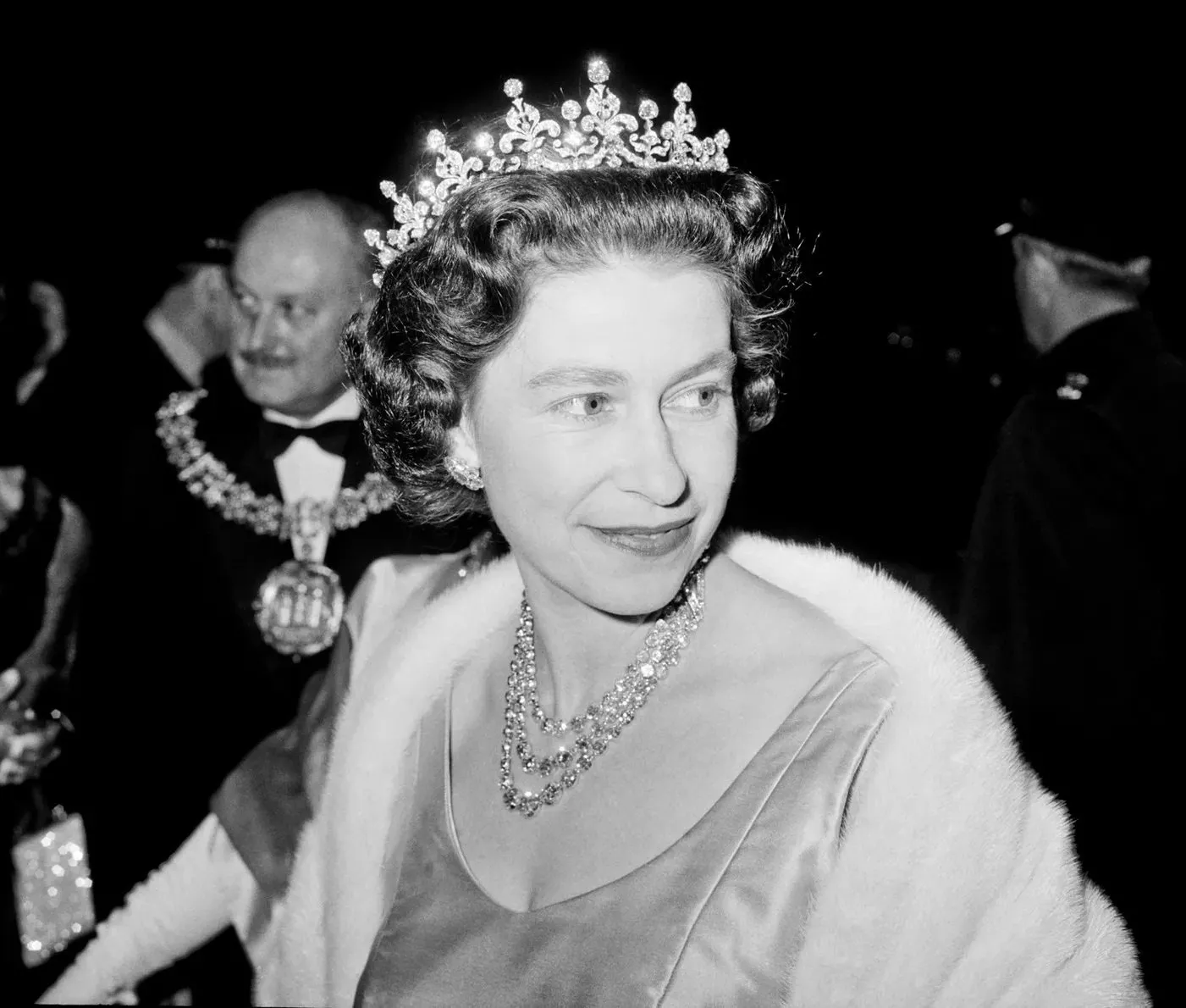تيجان الملكة اليزابيث: صور وتاريخ أشهر القطع التي اعتمدتها