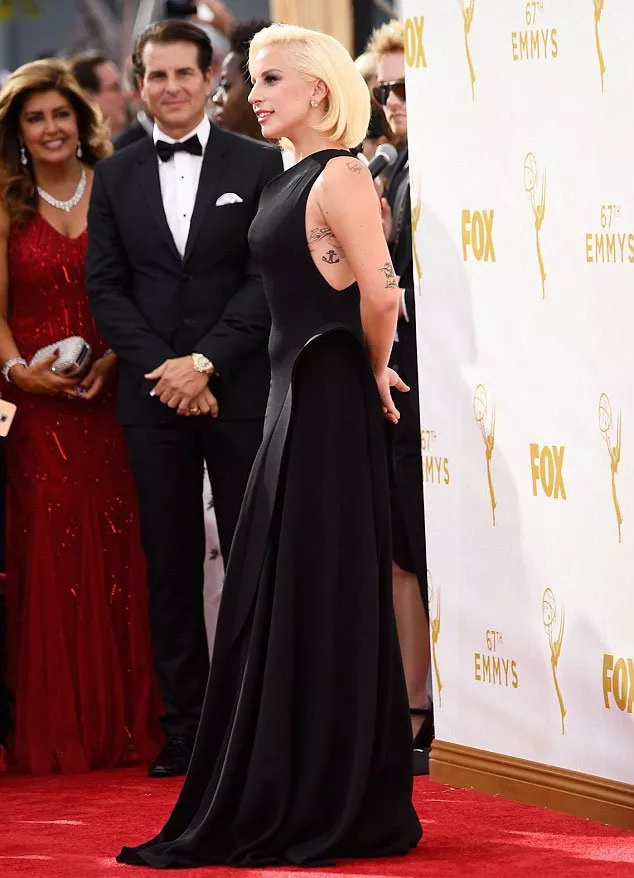 Lady Gaga تفاجئنا في حفل Emmys 2015