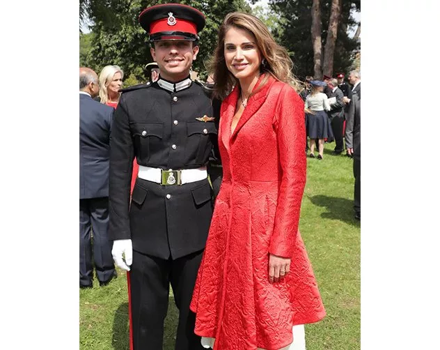 الملكة رانيا تأسر القلوب باللون الأحمر خلال حفل تخرّج ابنها الأمير الحسين