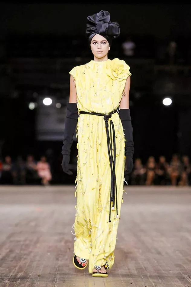 Marc Jacobs يختتم أسبوع الموضة النيويوركيّ لربيع 2018: مبالغة بالأحجام، النقشات والألوان